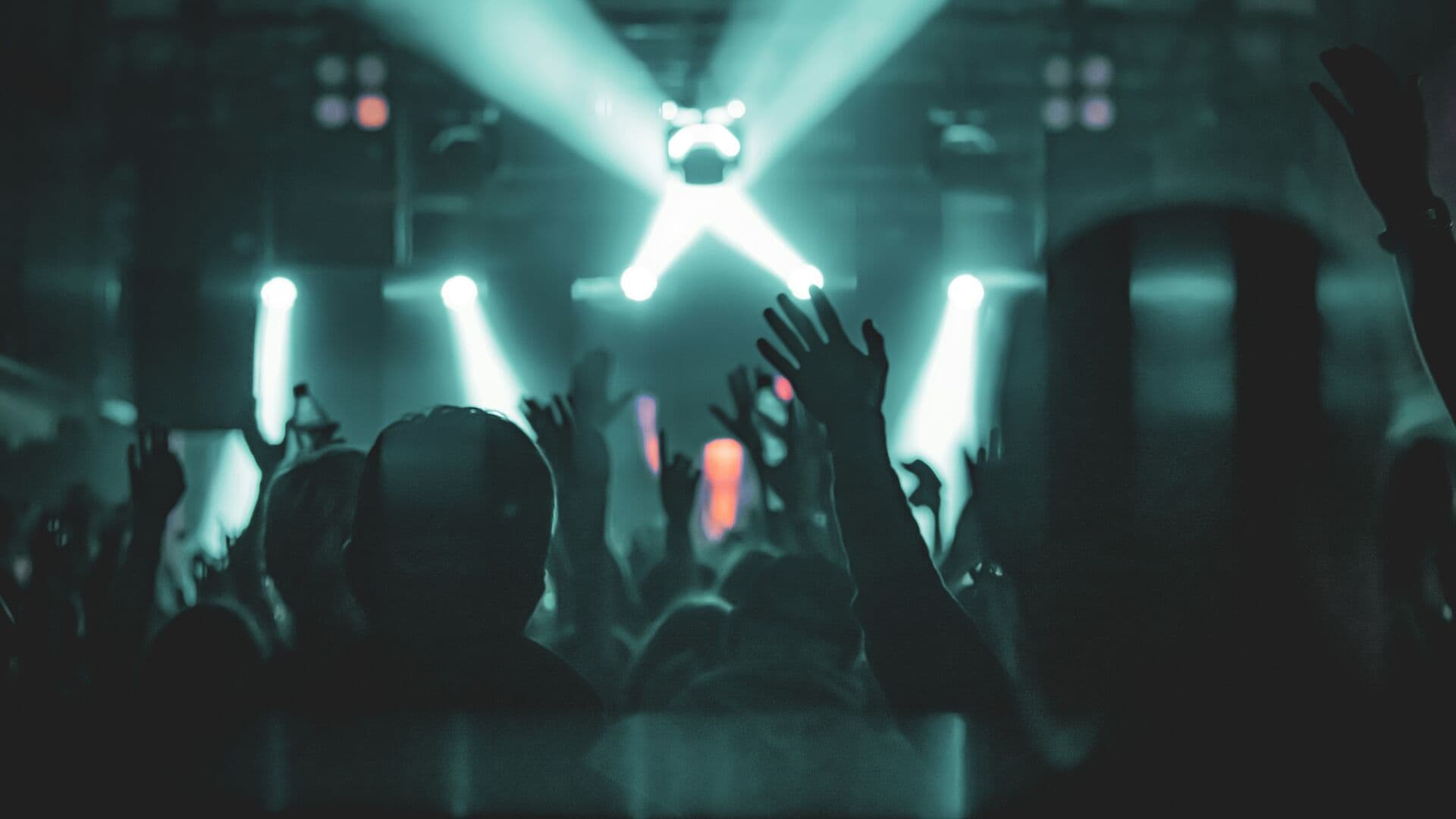 Multidão em evento com luzes coloridas